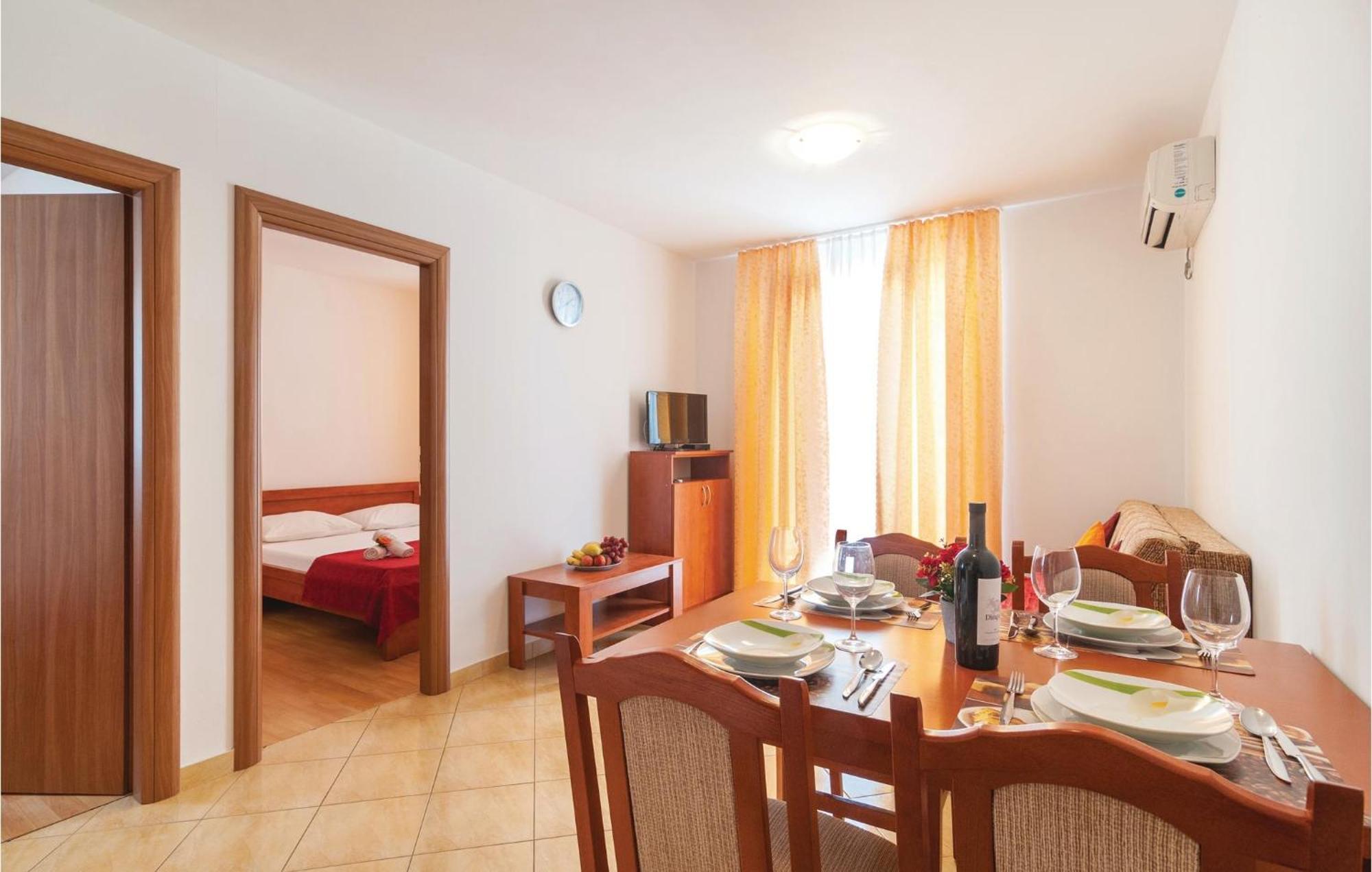 Cozy Apartment In Supetar With Kitchen Εξωτερικό φωτογραφία